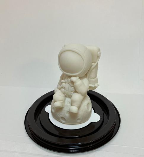 Фигура из шоколадной глазури Космонавт 10*6см
